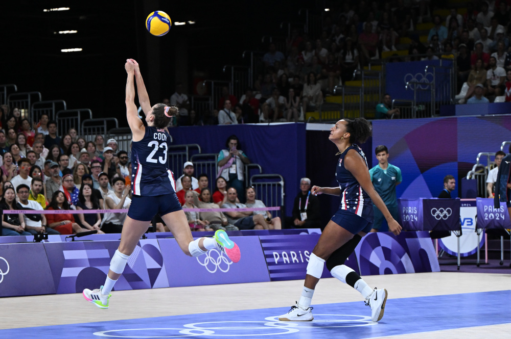 7月29日,美国队球员罗宾逊(左)在比赛中救球.