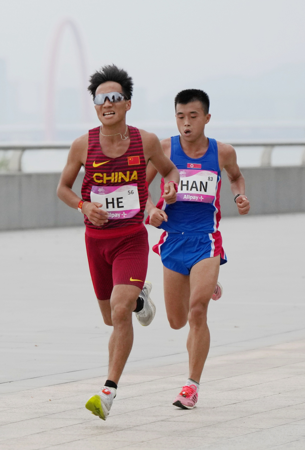 田径——何杰获得男子马拉松冠军(6)