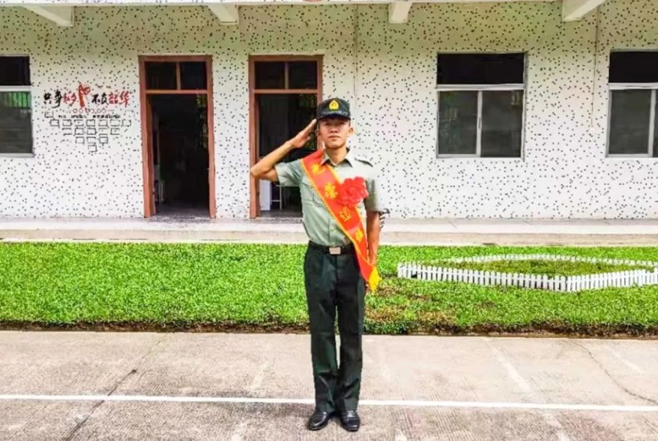 杨健决定先完成学业转瞬间两年服役期满"优秀义务兵"等表彰先后获得"