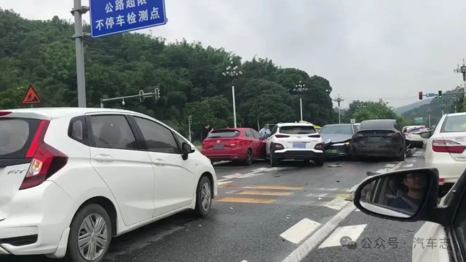 突发!广州广汕路一重载货车追尾16辆小汽车,网友:各大厂家碰撞测试