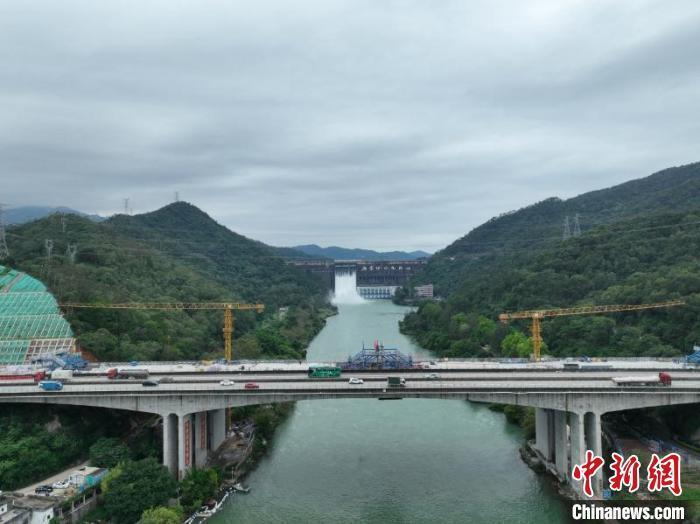 横跨供港水库 广东长深高速新丰江大桥合龙