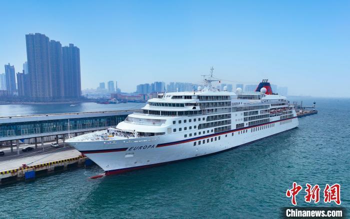 山东青岛迎2024年首艘国际邮轮抵港