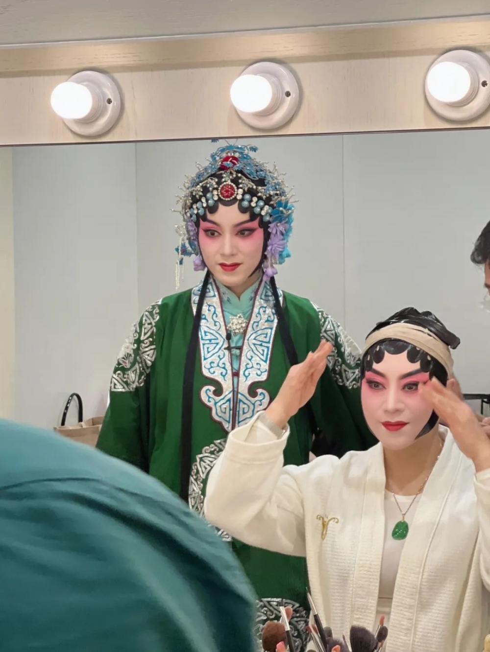 (王致贤和老师李佩红)这些年,经过专业系统的学习,王致贤各方面能力