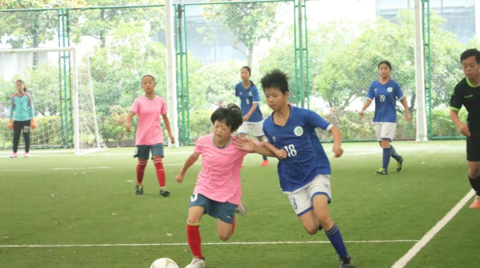 莒南县第四小学女子足球队经过与蒙阴一小足球队等五支队伍的激烈角逐