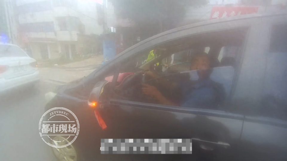 为生命开道！六旬男子被毒蛇咬伤，为救他交警闯了4个红灯_腾讯新闻