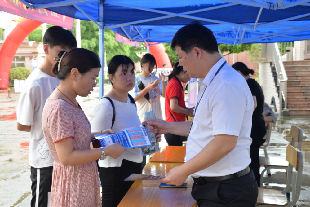 粤东技师学院校服图片