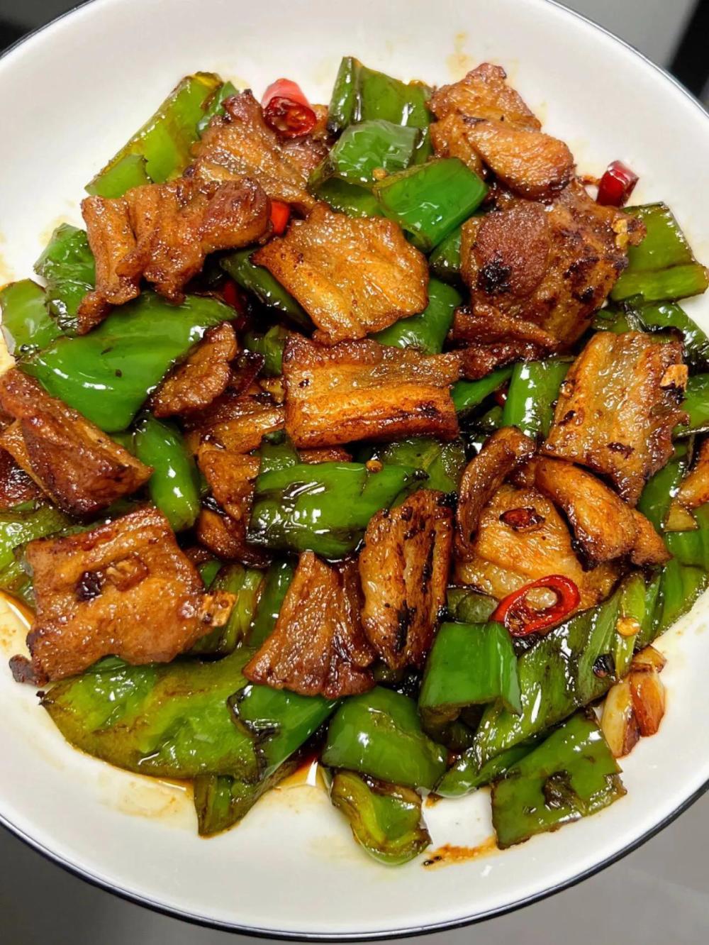 老抽,盐,白糖,如果说焖五花肉太耗时间,那不妨来做个辣椒小炒五花肉