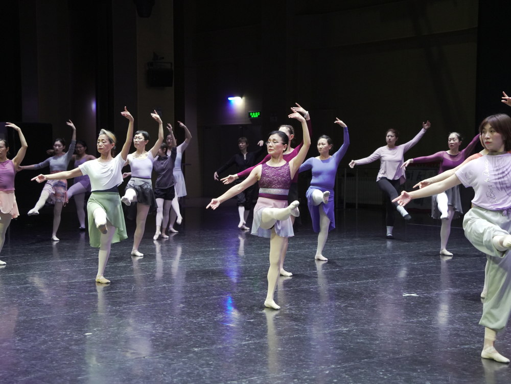 芭蕾公益大课堂展现高雅艺术的魅力