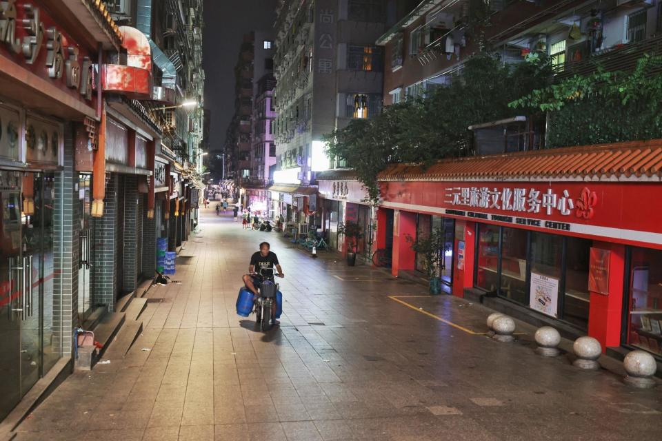 广州三元里电动车"出村记":出招治理与居民应"变"