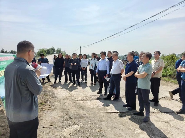 丰晋大地农林牧科技有限公司总经理刘柱等就"饲用小黑麦轮作模式及栽