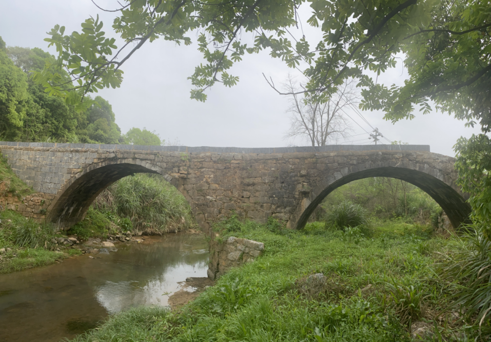 雷大桥又名雷榨桥,双联拱石桥.位于北湖区安和街道雷大桥村.