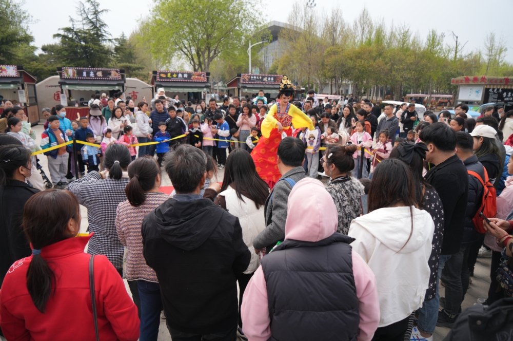 清明假期 郑州绿博园、树木园游人如潮_腾讯新闻