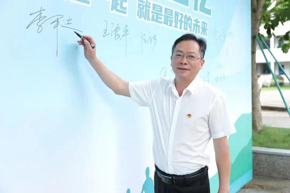 "因为在我的教育生涯中,一直是这么教导孩子们的,我们锦屏中学的校训