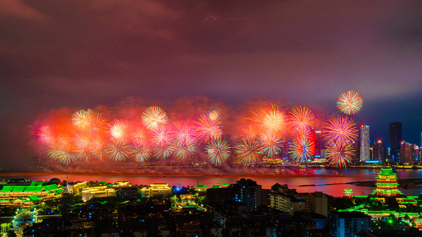 江西南昌:烟花璀璨庆国庆_腾讯新闻