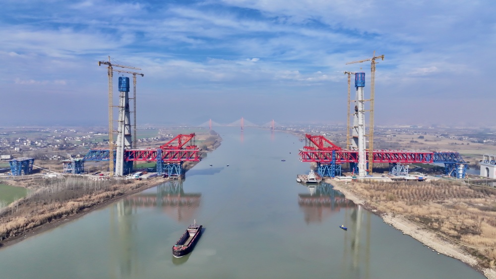 巢马城际铁路马鞍山公铁两用长江大桥副汊航道桥主塔封顶