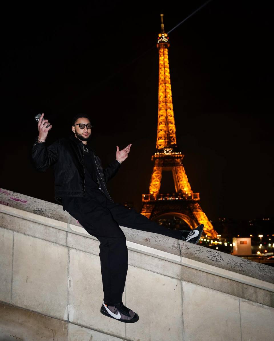 搁这当男模呢~西蒙斯晒巴黎行照片:各种帅气pose_腾讯新闻