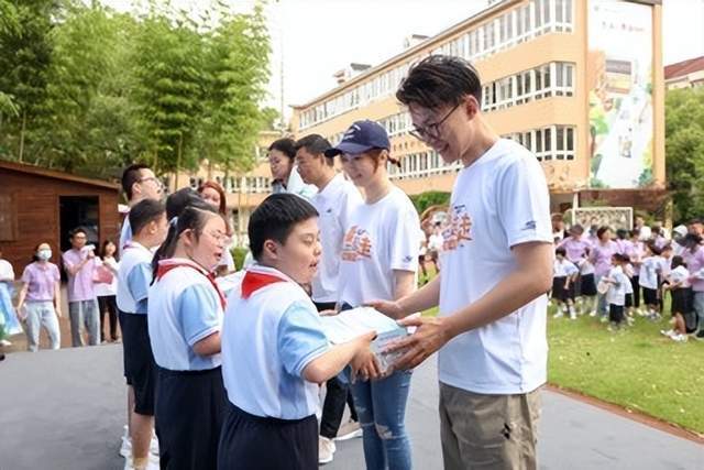 斯凯奇为爱一起走爱在六一舒适运动会走进启智学校