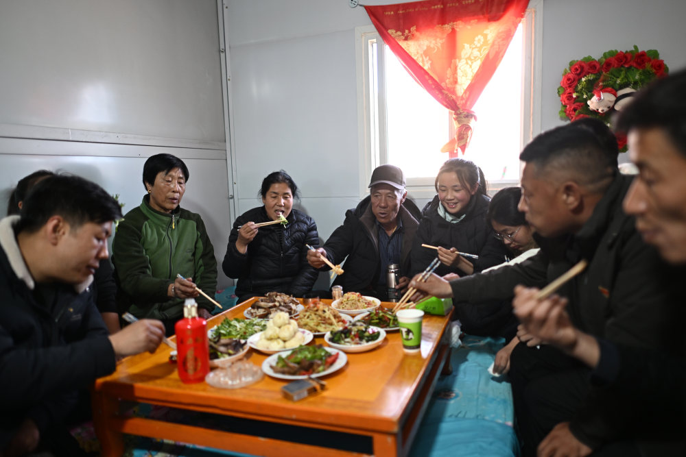 青海民和地震安置点喜迎龙年见闻
