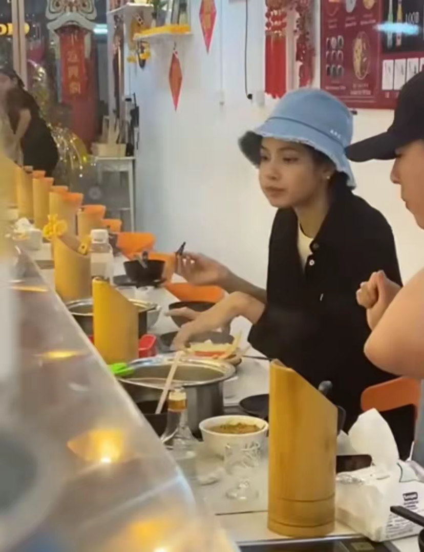 偶遇Lisa泰国吃火锅，素颜现身大口吃肉很开心，给助理夹菜没架子_腾讯新闻