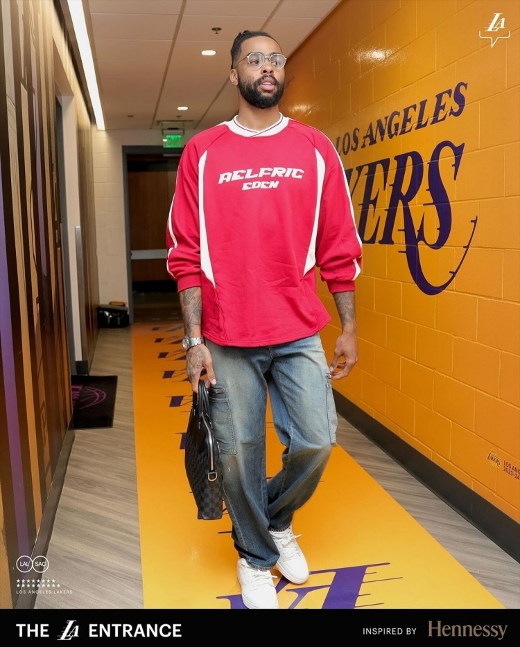 湖人全队穿搭詹姆斯低调黑卫衣八村橙色上衣融入背景