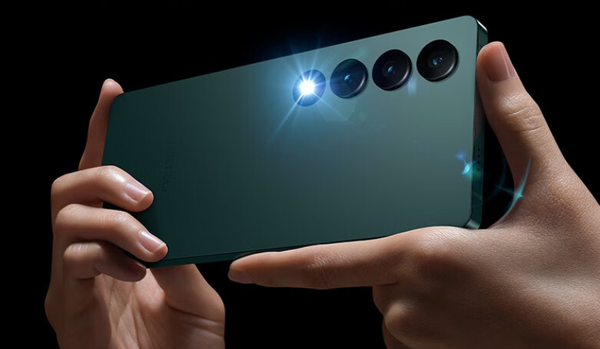 当前,魅族并没有折叠屏手机,而这款魅族20 infinity无界版则是魅族旗