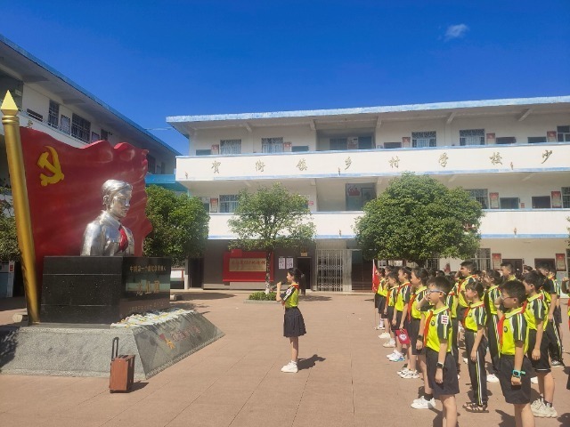 广西贺州八步区龙山小学举办"缅怀先烈"活动
