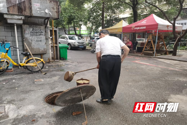 扬帆社区:五老"利剑""红心"共建美丽家园