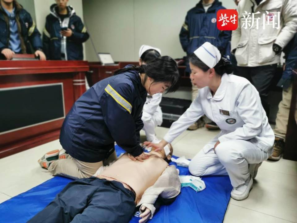 生命教育 护航青春 镇江中学生走进医院学习急救技能