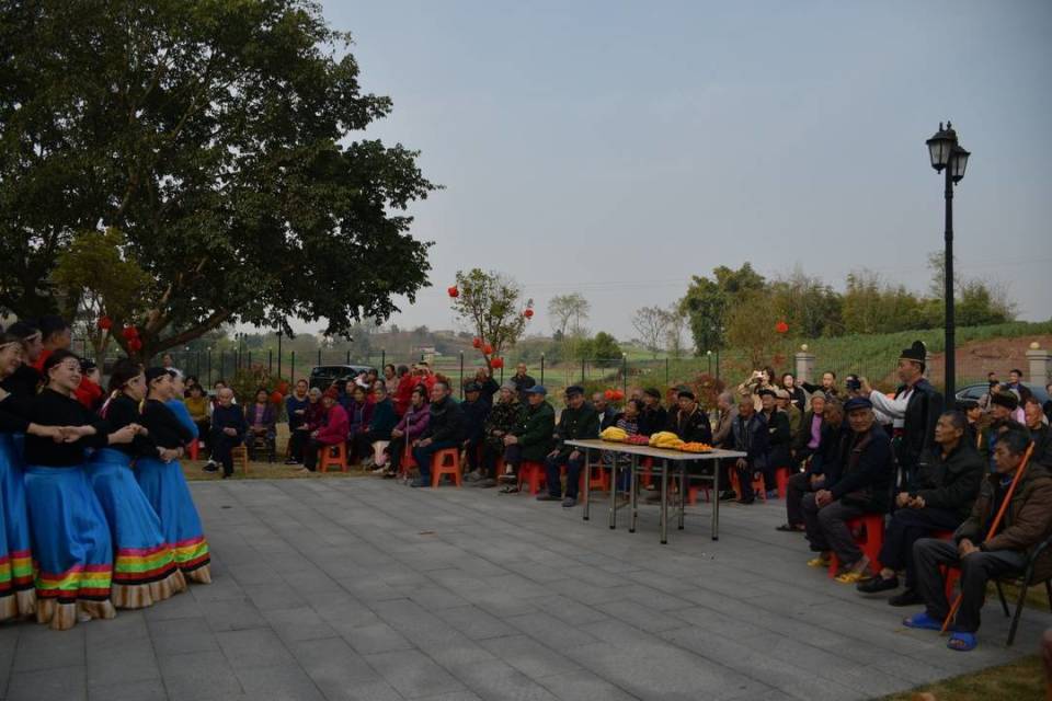 为老人表演文艺节目(摄影:邹蕾)邹蕾 封面新闻记者 黄晓庆3月22日