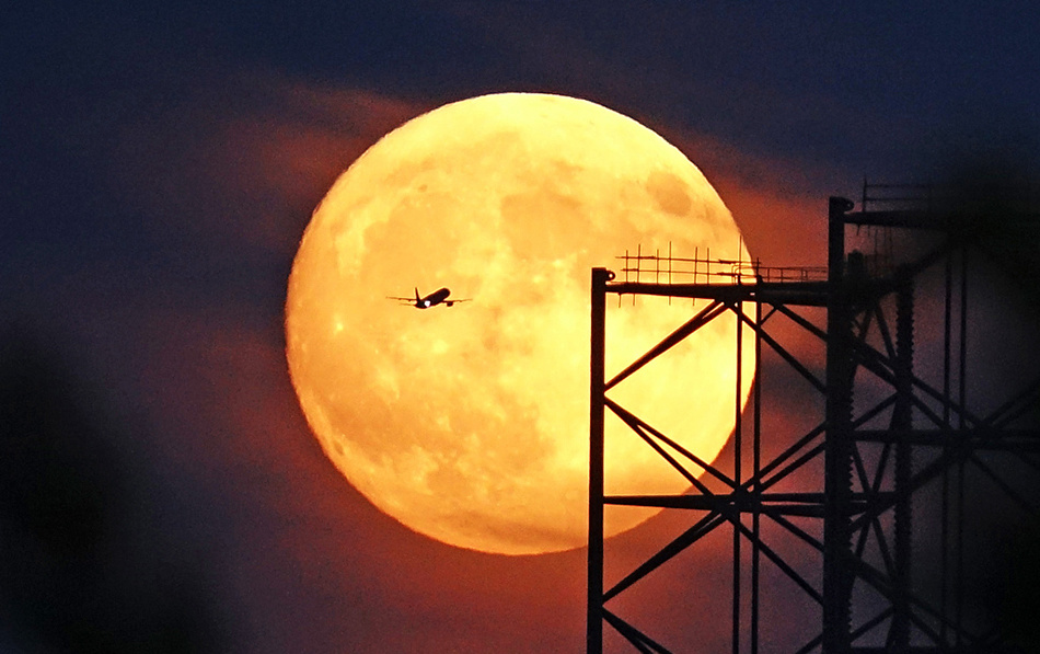 直击今年最大超级月亮现身天宇