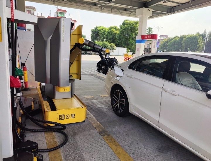 加油机器人上岗智能加油是什么体验