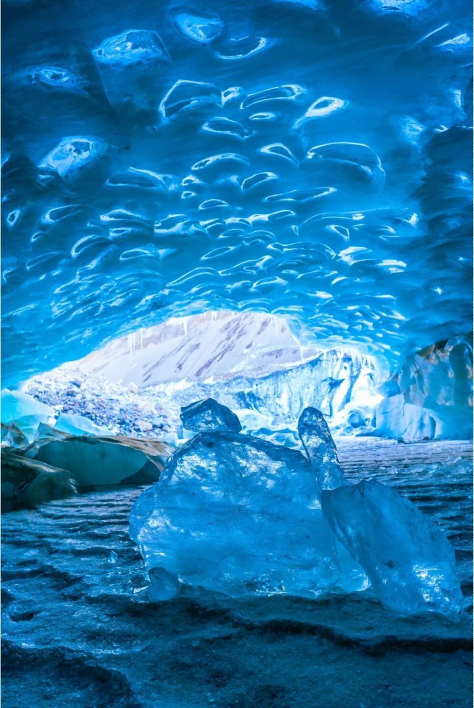 你还能看到不输冰岛的冰川蓝洞,由于未经完全开发,这里的冰洞洁净
