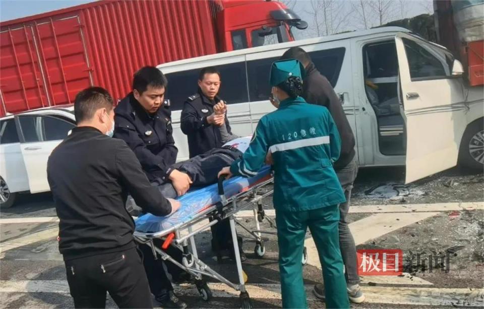 点赞2名民警外出办案路遇车祸紧急救援