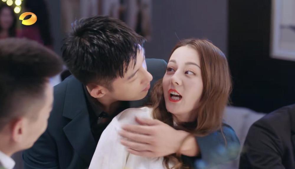 热巴黄景瑜又被锤,遭狗仔点名年初还在一起,工作室装瞎发挥稳定_腾讯