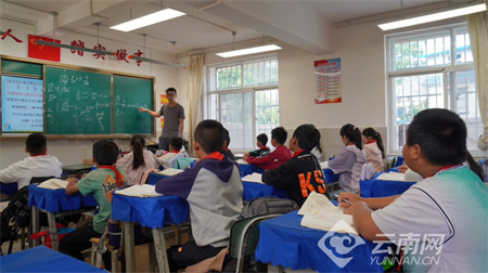 走进澄江市海口镇松元小学,一间间宽敞明亮的教室内传来读书声,孩子们