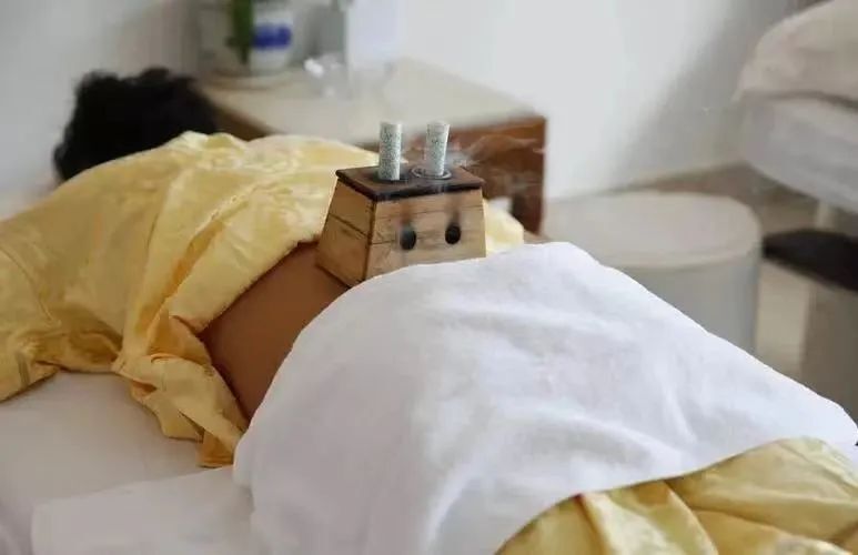 特别邀请资深中医师带来中医药知识的参观讲解,体验推拿,艾灸等按摩