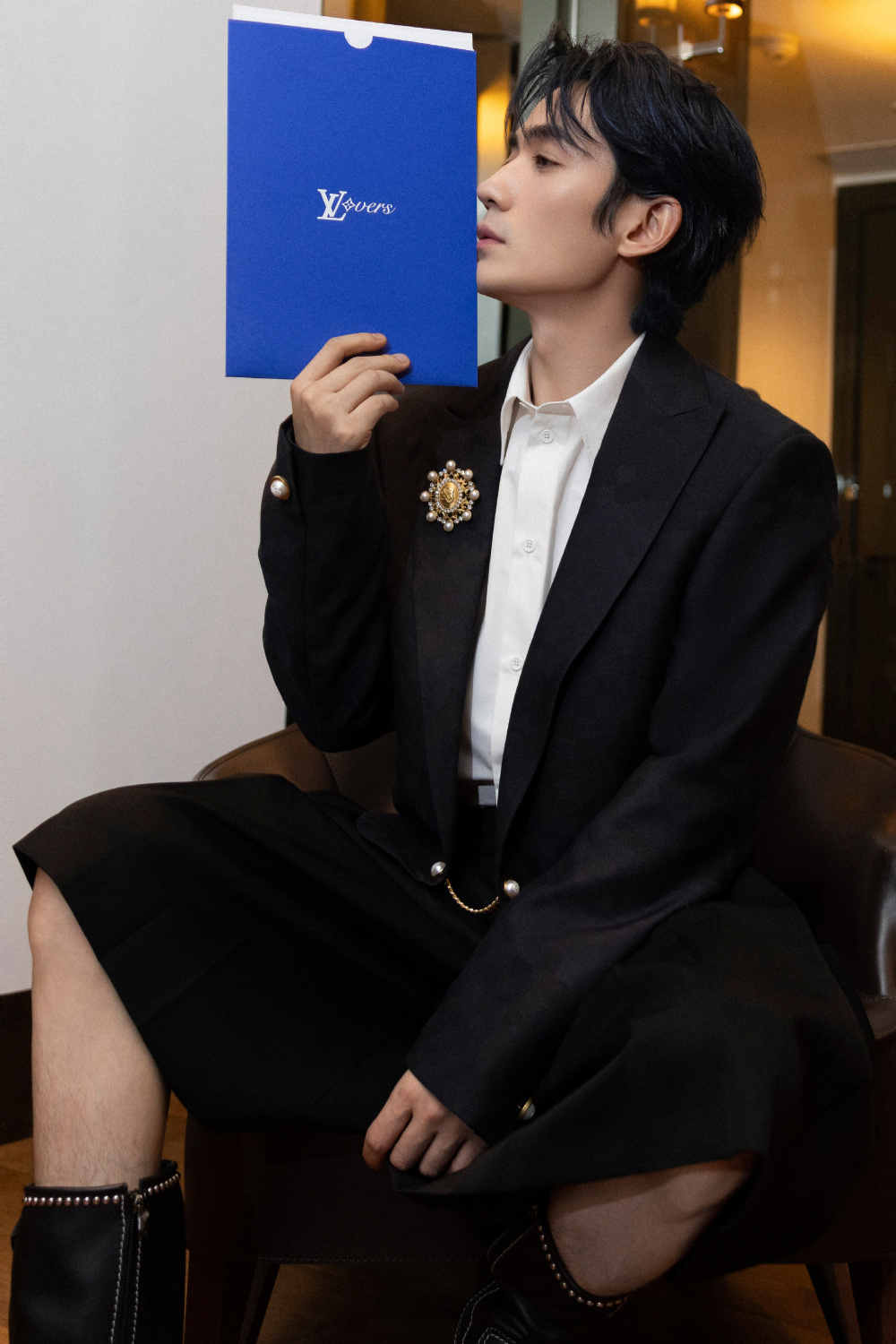 溢美之词都再难出口,因为好看的上装下搭配的是一条及膝的黑色百褶裙