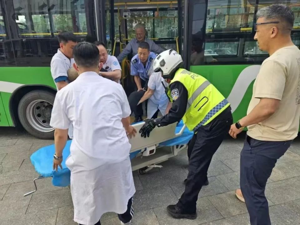 在央广听见内蒙古 | 公交车变急救车 呼和浩特"生死时速"5分钟