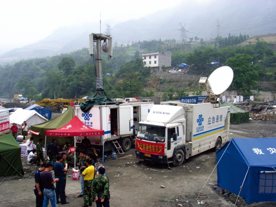 四川联通累计派出16支抢险队伍共117人,3辆应急基站车,27辆应急抢险车