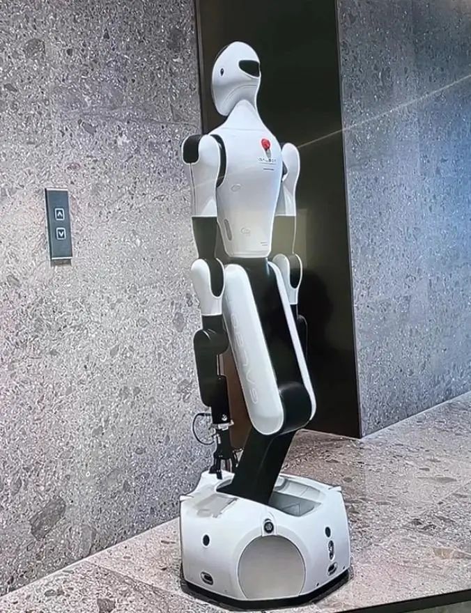 银河通用研发的人形机器人/记者拍摄银河通用机器人成立于2023年5月