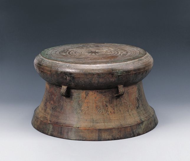 翔鹭纹铜鼓▲羽纹铜凤灯▲弦纹玻璃杯广西,沿江,沿海,沿边,与东盟