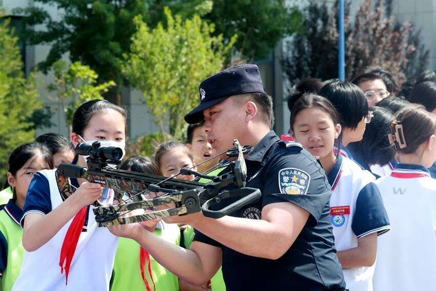 "大手拉小手 平安路上一起走 济南特巡警举办警营开放日活动