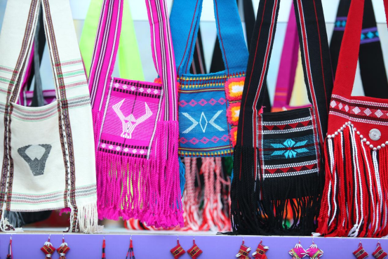 佤族织锦特色产品这是一群来自云南普洱市西盟佤族自治县的佤族村民