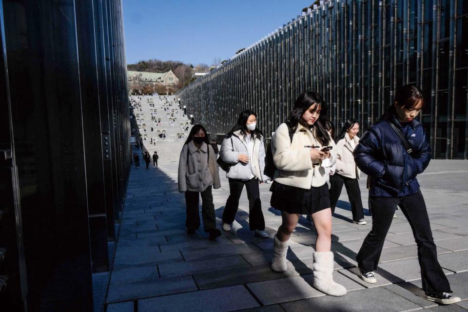 韩国的女子大学打算招男生，女学生们对此很有意见