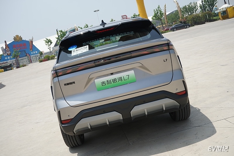 车向前俯冲的姿态,给人一种蓄势待发的感觉,官方将之称为"伏虎姿态"