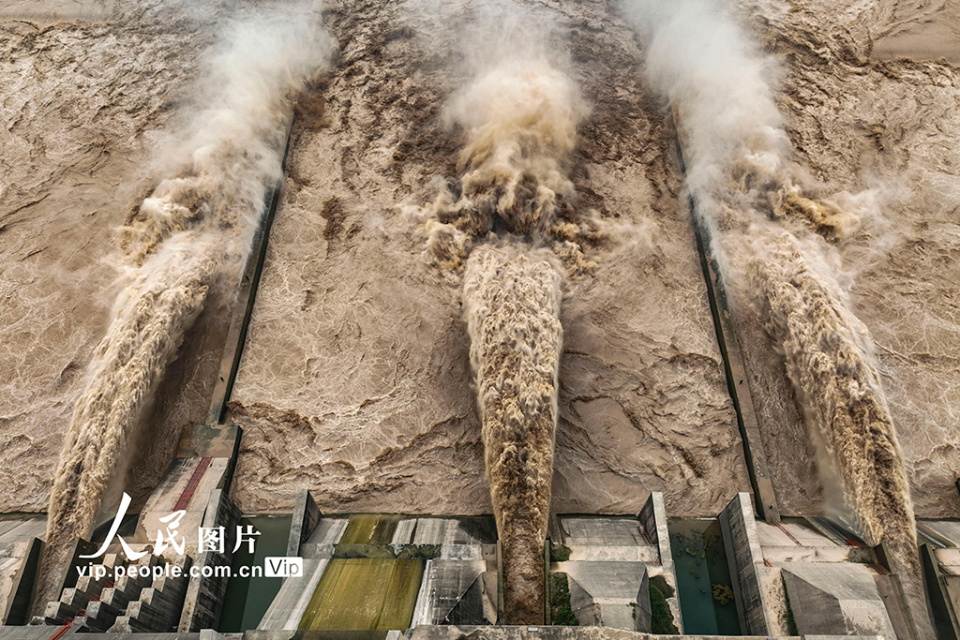 河南济源:小浪底持续泄洪确保安全度汛