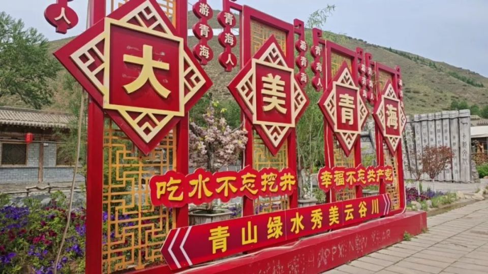 陈有英是柳树庄村的村民,因为印象小镇,她和村里的好多人都实现了在家