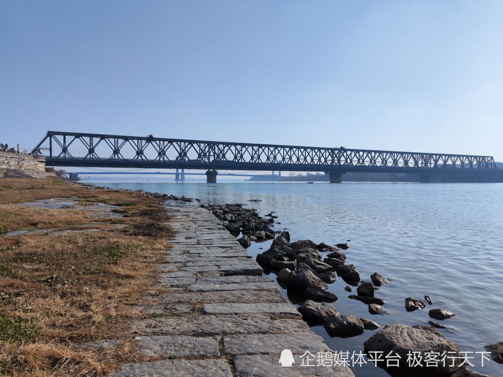 襄阳解放路漫步,汉江沙滩已不见踪迹,劳动街只看到一块广告牌_腾讯