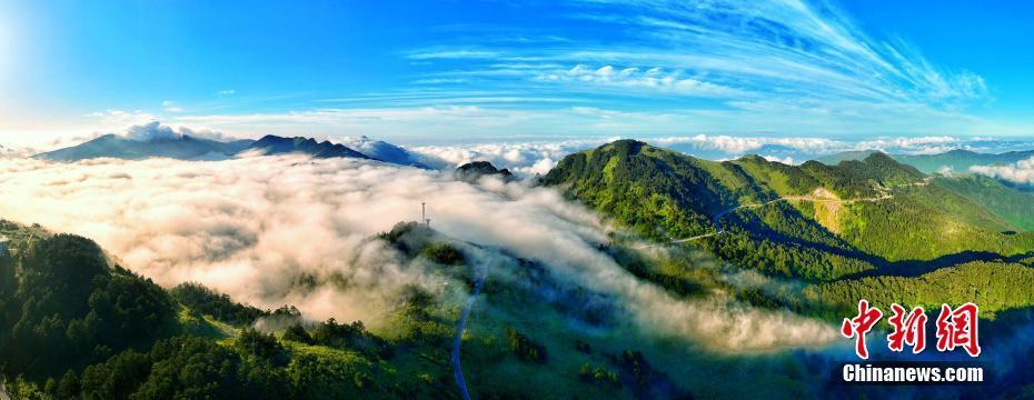 神农架现绝美云海景观 "云瀑布"壮观迷人