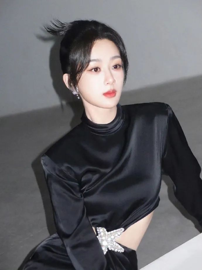 突然get到杨紫的美了 最近这身紧身裙造型真的好绝